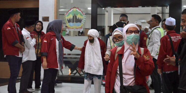 Ibu Tiwi Jemput Langsung Jemaah Haji Purbalingga Di Donohudan Solo