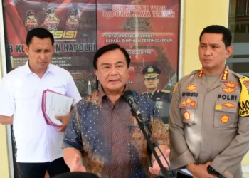 Ketua Harian Kompolnas Irjen Pol Benny Mamoto (tengah) didampingi Kapolresta Banyumas Kombes Pol Edy Suranta Sitepu dan Kasatreskrim Polresta Banyumas Kompol Agus Supriadi memberi keterangan pada wartawan usai proses rekontruksi kasus tahanan tewas, OK, di Mapolresta Banyumas, Kamis (SM Banyumas/Dian Aprilianingrum)