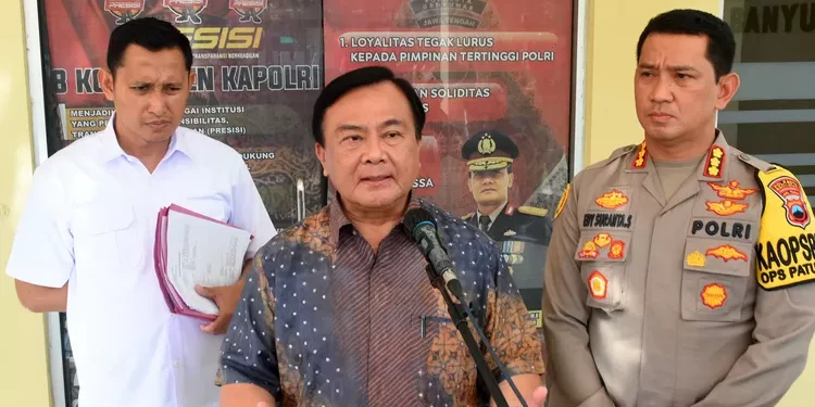 Ketua Harian Kompolnas Irjen Pol Benny Mamoto (tengah) didampingi Kapolresta Banyumas Kombes Pol Edy Suranta Sitepu dan Kasatreskrim Polresta Banyumas Kompol Agus Supriadi memberi keterangan pada wartawan usai proses rekontruksi kasus tahanan tewas, OK, di Mapolresta Banyumas, Kamis (SM Banyumas/Dian Aprilianingrum)