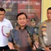 Ketua Harian Kompolnas Irjen Pol Benny Mamoto (tengah) didampingi Kapolresta Banyumas Kombes Pol Edy Suranta Sitepu dan Kasatreskrim Polresta Banyumas Kompol Agus Supriadi memberi keterangan pada wartawan usai proses rekontruksi kasus tahanan tewas, OK, di Mapolresta Banyumas, Kamis (SM Banyumas/Dian Aprilianingrum)