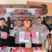 Polisi memperlihatkan barang bukti penggelapan dana Kades Karangpucung Cilacap