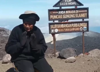Mbah Yuni (70 Tahun) Capai Puncak Gunung Slamet, Ingin Taklukkan Tujuh Gunung