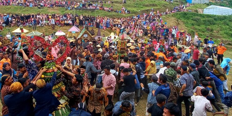 Lestarikan Tradisi Leluhur, Warga Desa Babadan, Pagentan, Gelar Sedekah Bumi 