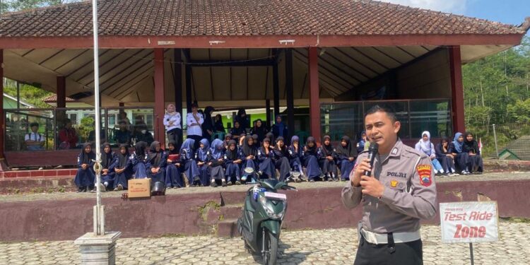Cara Berkendara Yang Aman Diajarkan Satlantas Banjarnegara kepada Warga Pandanarum