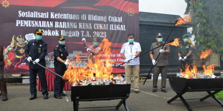 Bea Cukai dan Forkopimda Kabupaten Cilacap Musnahkan Rokok Ilegal Senilai Rp 800 Juta