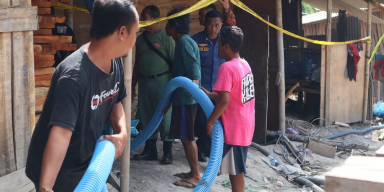 Warga dan relawan membantu mengulur selang air untuk menguras air dalam lubang galian yang menjebak delapan penambang di area penambangan rakyat di Desa Pancurendang, Ajibarang (26/7/2023). Dari laporan awal, delapan pekerja tambang emas terjebak di dalam-DIMAS PRABOWO/RADAR BANYUMAS-