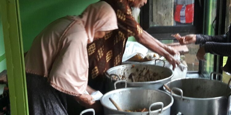 Buntil Bu Kasmini Legendaris di Pasar Kutasari Purbalingga. Mak Nyusss…