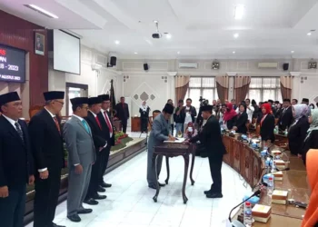 Ketua DPRD Banyumas dr Budhi Setiawan, bergantian dengan unsur wakil ketua menandatangani pengusulan pemberhentian akhir masa jabatan bupati dan wakil bupati , dalam rapat paripurna, Senin 7 Agustus 2023. (SMBanyumas/Agus Wahyudi)