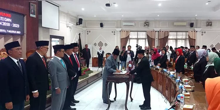 Ketua DPRD Banyumas dr Budhi Setiawan, bergantian dengan unsur wakil ketua menandatangani pengusulan pemberhentian akhir masa jabatan bupati dan wakil bupati , dalam rapat paripurna, Senin 7 Agustus 2023. (SMBanyumas/Agus Wahyudi)