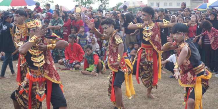 Puluhan Orang ‘Mendem Bareng’ Pada Penutupan Festival Ebeg Piala Bupati Purbalingga