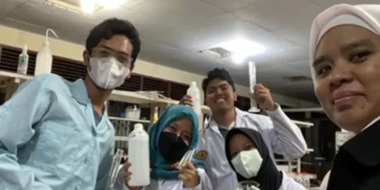 Lima Mahasiswa Unsoed Temukan Produk Pembersih Sepatu Tanpa Bilas