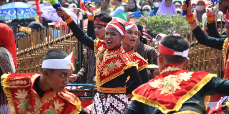 Pawai Budaya di Purbalingga Meriah, Warga Menyemut di Pinggir Jalan