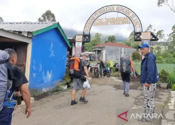 Ratusan pendaki rayakan peringatan HUT Ke-78 RI di puncak Gunung Slamet
