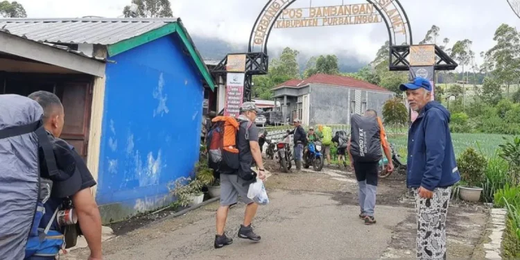 Ratusan pendaki rayakan peringatan HUT Ke-78 RI di puncak Gunung Slamet