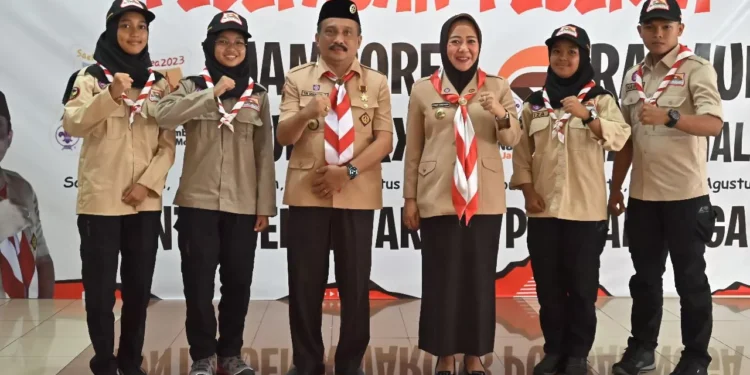 Peserta Jambore Pandu Sedunia XXV dari Kabupaten Purbalingga berfoto bersama Bupati Dyah Hayuning Pratiwi (Tiwi) dan Ketua Kwarcab Gerakan Pramuka Tri Gunawan Setyadi, di Pendapa Dipokusumo, Senin (24/7/2023). (Joko Santoso)