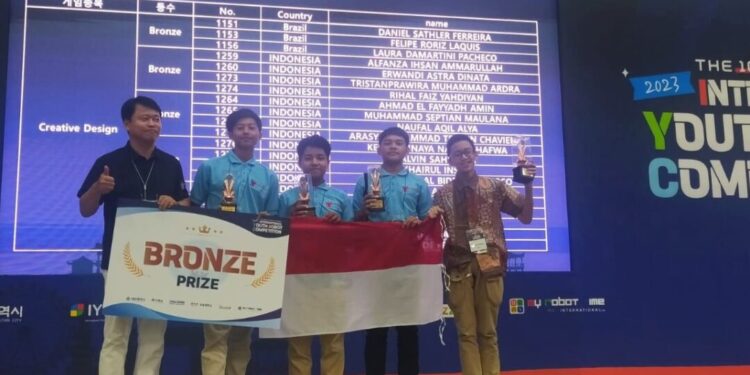Dua Santri Minhajut Tholabah Raih Medali Perunggu dalam Kontes Robot di Korea Selatan