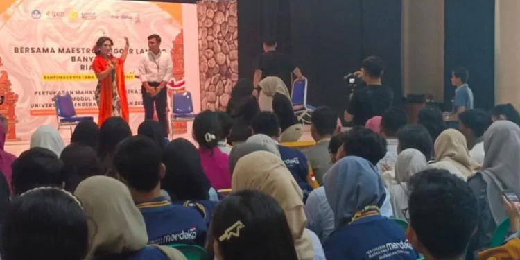 Maestro Lengger Banyumasan Beri Kuliah 196 Mahasiswa Peserta PMM Unsoed