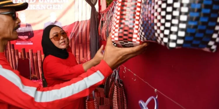 Bupati Purbalingga Perkenalkan Produk Daur Ulang Limbah Plastik