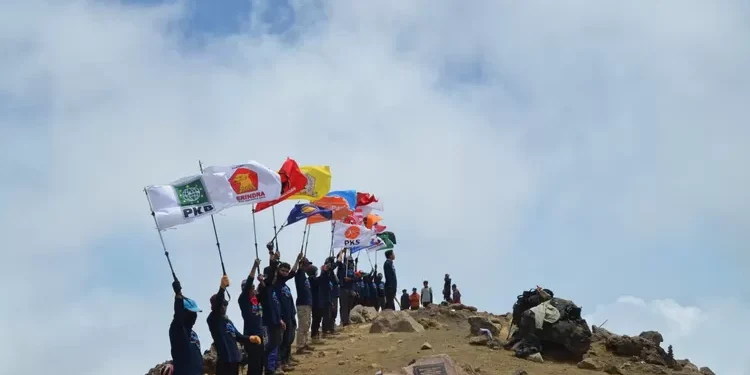 Bendera Parpol Peserta Pemilu Dikibarkan di Puncak Gunung Slamet