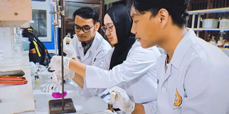 Mahasiswa Unsoed bikin Deterjen dari Surfaktan Biji Ketapang+Ekstrak Daun Pala