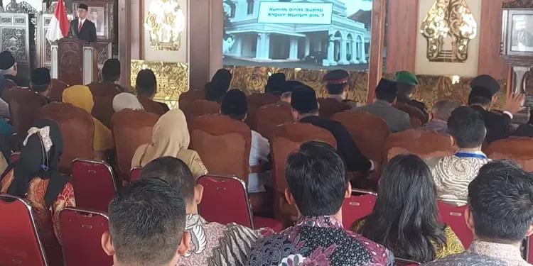 Hari Pertama Pj Bupati, Hanung Repot Ucapan ‘Kepriwe Kabare’ dan Habiskan Mendoan