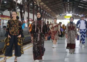 KAI Purwokerto promosikan batik khas Banyumas kepada pelanggan kereta