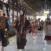 KAI Purwokerto promosikan batik khas Banyumas kepada pelanggan kereta